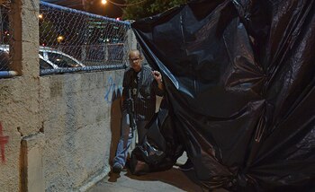 Un policía durante la reconstrucción