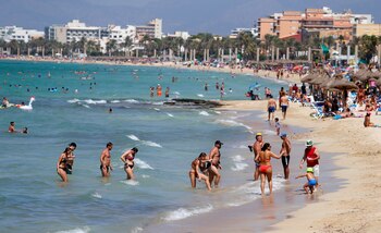 Veraneantes en la playa de