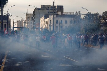 Manifestantes se dispersan ante la