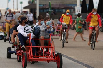 Turistas en la localidad costera