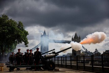 Soldados británicos durante el saludo
