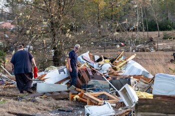 Habitantes de Prattville, Alabama, observan