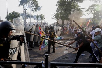 Otro grupo de protestantes golpea