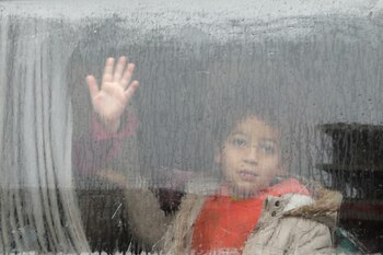 Un niño rescatado observa desde
