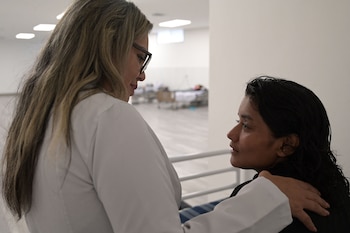 La psiquiatra Julieta Sagñay (L)