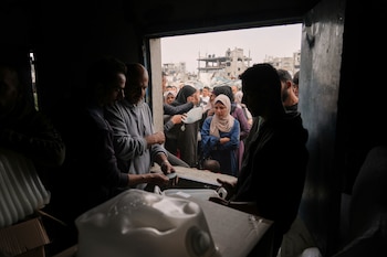 Palestinos reciben ayuda humanitaria distribuida