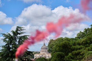 Humo rosa se alza ante