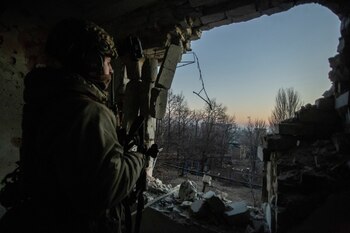 Un militar ucraniano observa, en