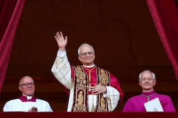 El papa León XIV saludó