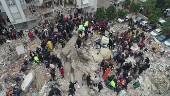 La gente busca entre los