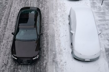 Un automóvil en movimiento y