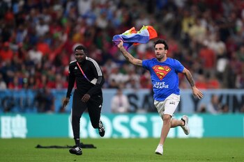 Un espectador con una remera