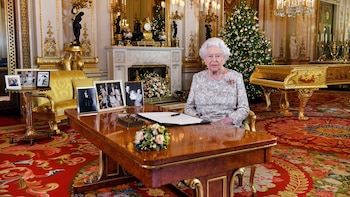 La reina Isabel II brinda