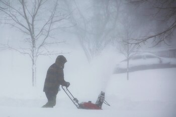 Una persona limpia la nieve