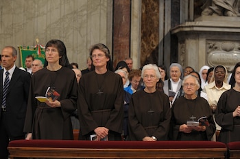 La hermana Raffaella Petrini (izq.)