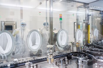 Técnicos de laboratorio llenan viales