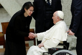 El papa Francisco estrecha la