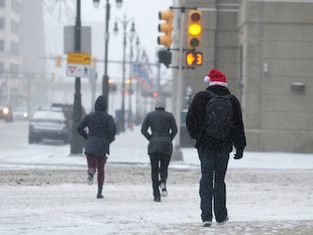 Personas bajo la nieve en