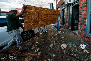 Dos personas tratan de reconstruir