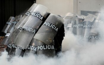 Efectivos realizan una torre con