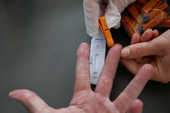 Un farmacéutico toma una muestra