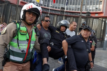 Otro policía resultó herido cerca