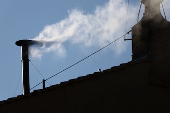 El humo blanco sale de