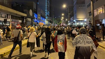 Manifestantes marchan hacia el distrito