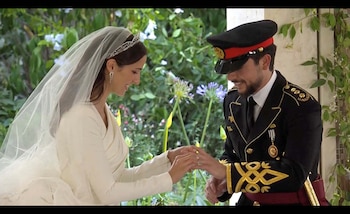 La pareja intercambia anillos durante