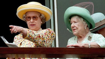 Isabel II con su madre,
