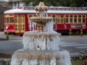 La fuente está congelada mientras