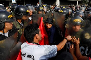 Manifestantes se acercan a los