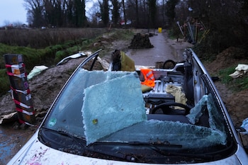 Un automóvil destruido se encuentra