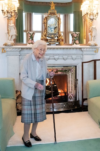 La reina Isabel espera para