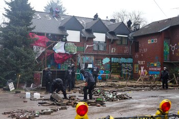 Decenas de activistas permanecen acampados