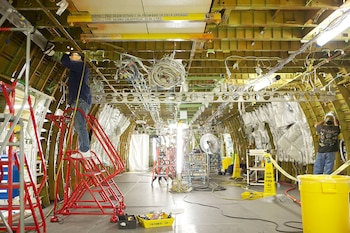 Empleados de Boeing trabajan en