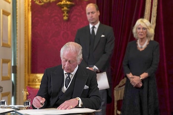 El rey Carlos III firma