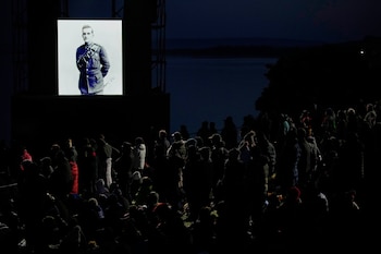 Personas asisten a la ceremonia