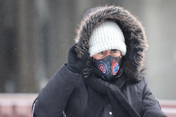Una persona abrigada en Chicago