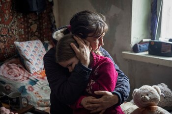 Una abuela Olha abraza a
