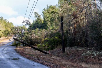 Un poste caido en Prattville,