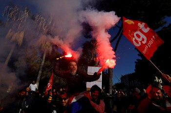 Manifestantes sostienen banderas del sindicato