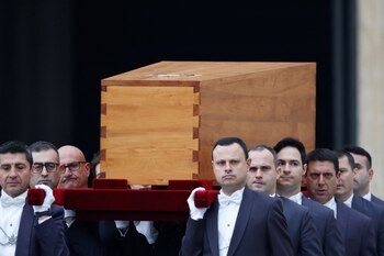El ataúd del ex Papa