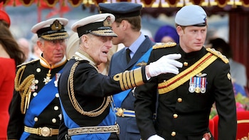 El príncipe Carlos junto al