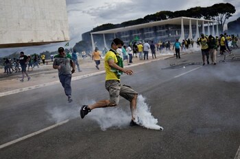 Un manifestante da una patada