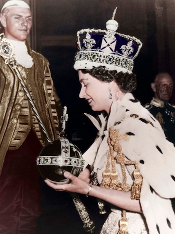 La reina llevó el Manto