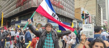 La gente celebra y respalda