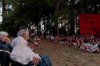 Enfermo de cáncer, Mujica no