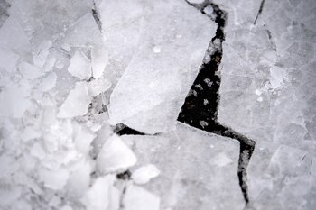 Se ve hielo agrietado en