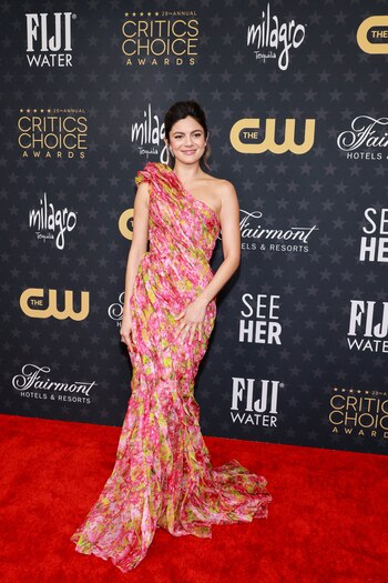 Monica Barbaro optó por vestido